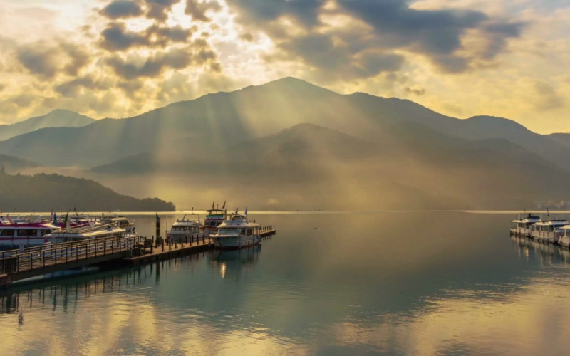 Hồ Nhật Nguyệt đẹp nên thơ, lãng mạn